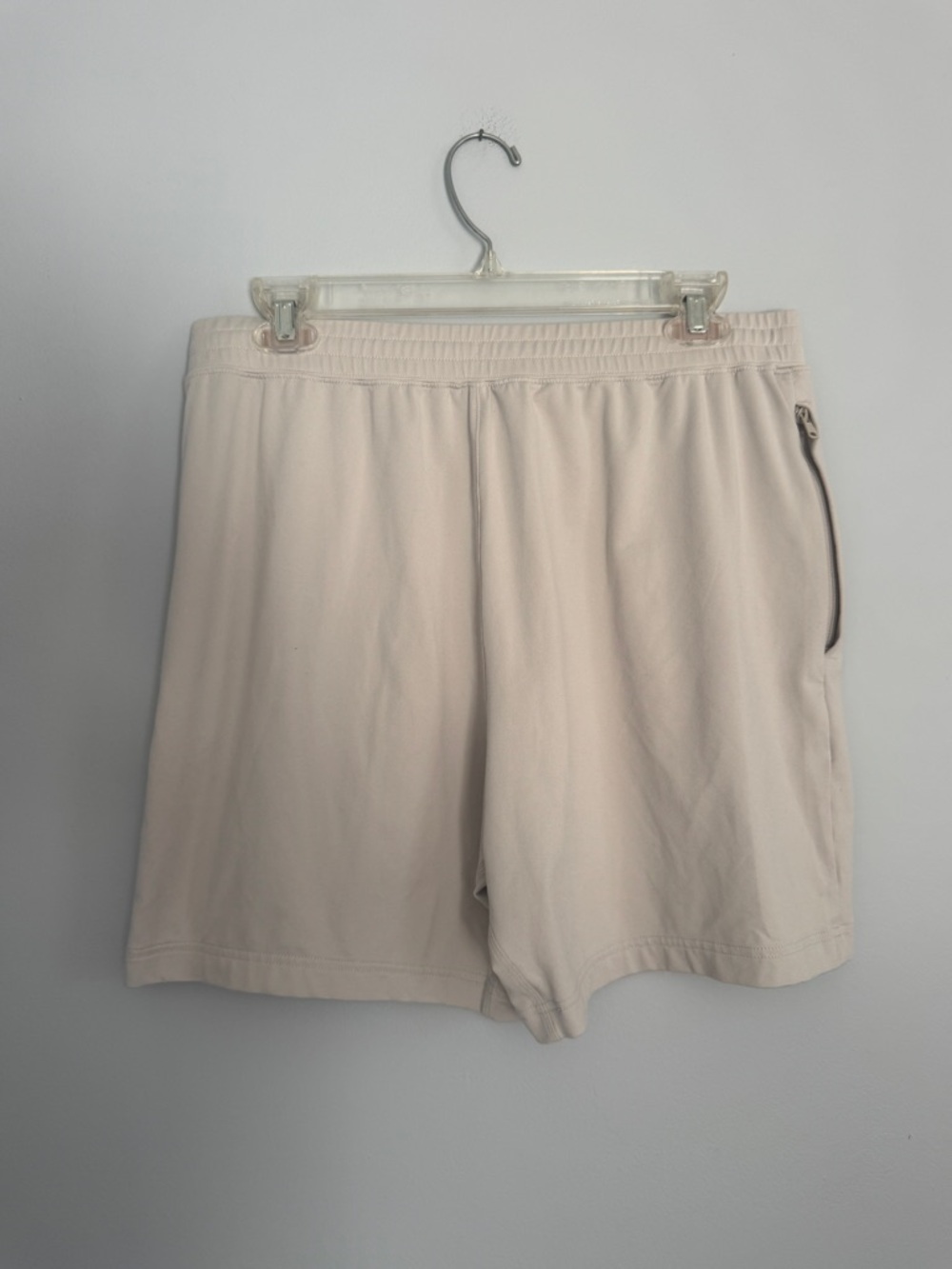 ALO Yoga Men’s Cream Athletic Shorts - Picture 4 of 5